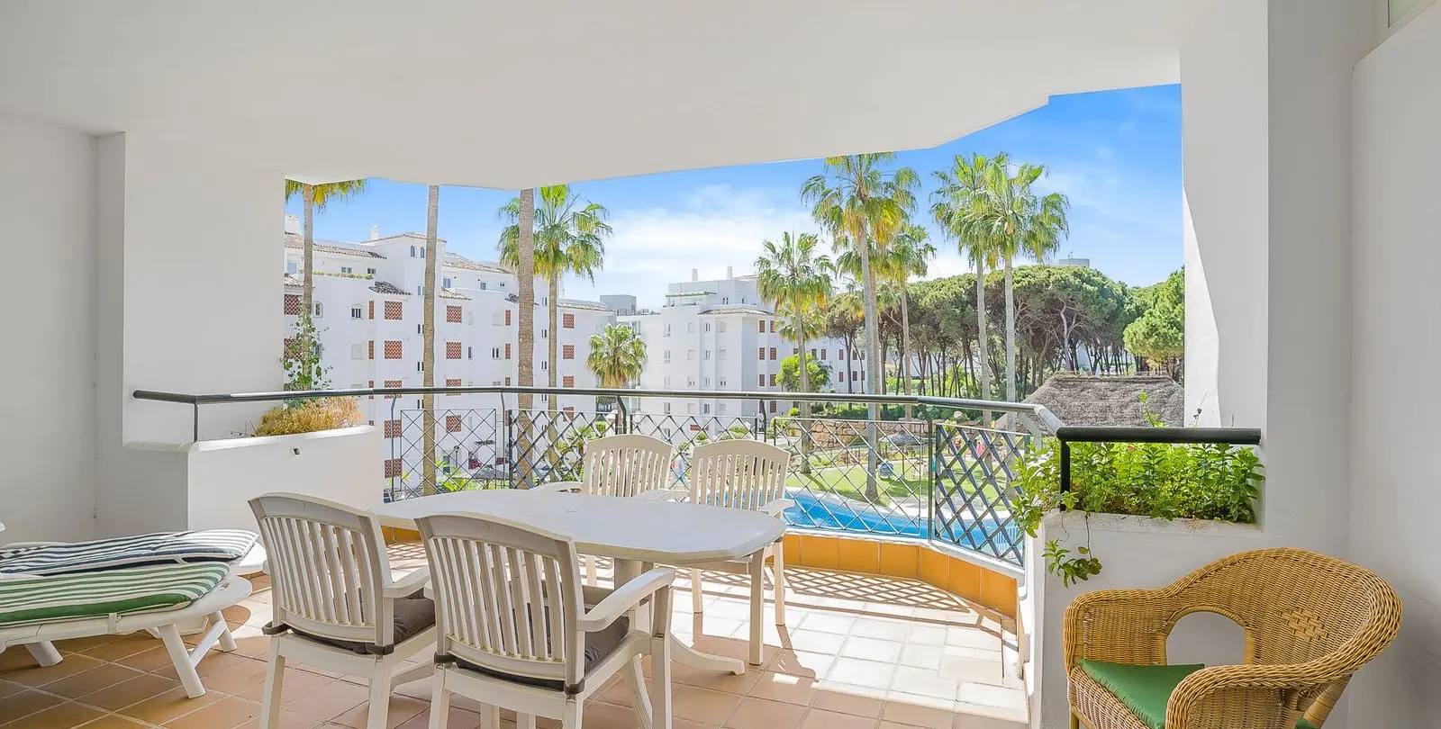 Venta de apartamento en planta media en Calahonda 2