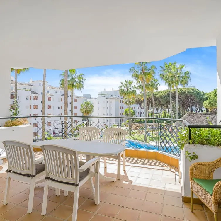 Sale of middle floor apartment in Calahonda