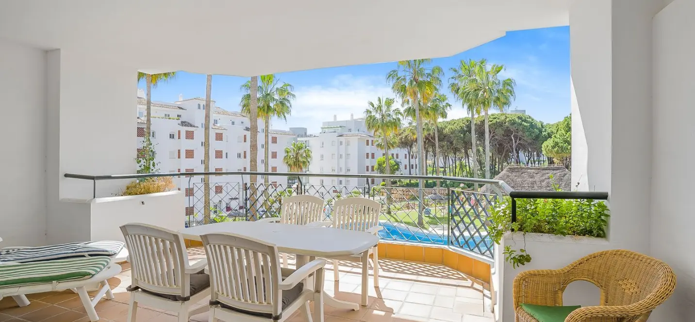 Sale of middle floor apartment in Calahonda 1