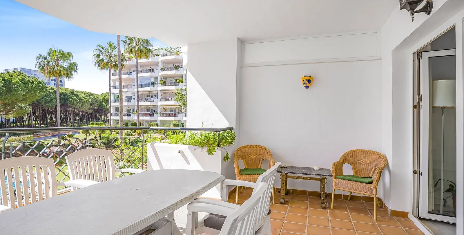 Venta de apartamento en planta media en Calahonda 3