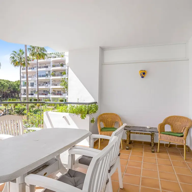 Sale of middle floor apartment in Calahonda
