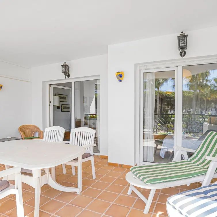 Sale of middle floor apartment in Calahonda
