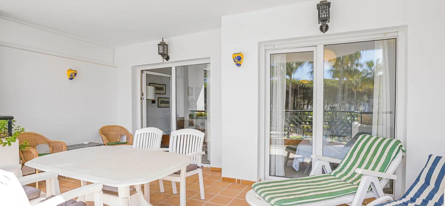 Sale of middle floor apartment in Calahonda 3
