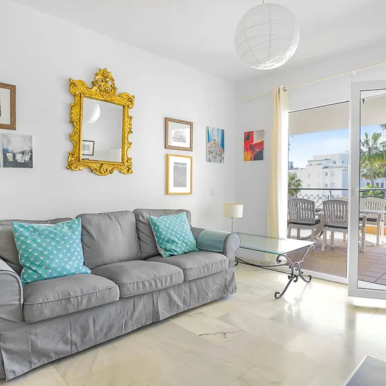 Sale of middle floor apartment in Calahonda