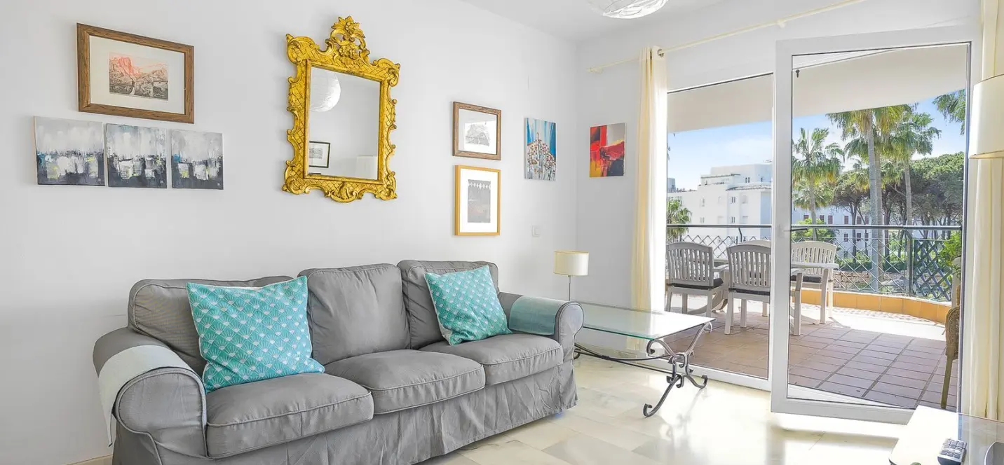 Sale of middle floor apartment in Calahonda 4