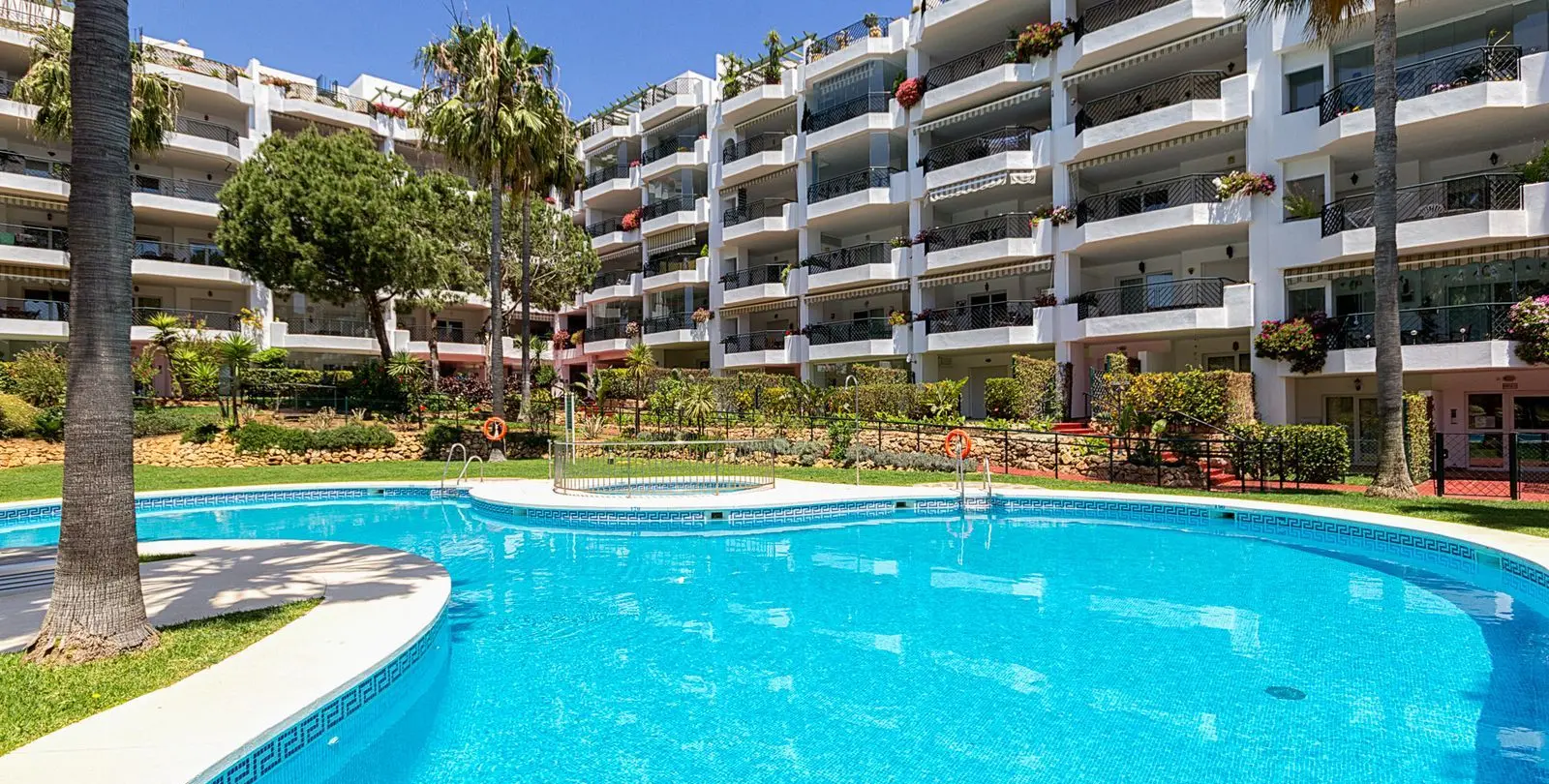 Venta de apartamento en planta media en Calahonda 18