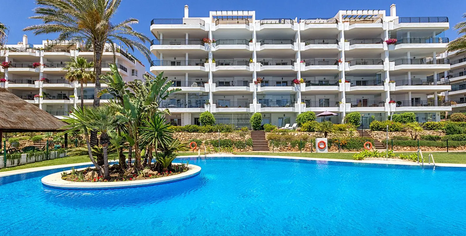 Venta de apartamento en planta media en Calahonda 19