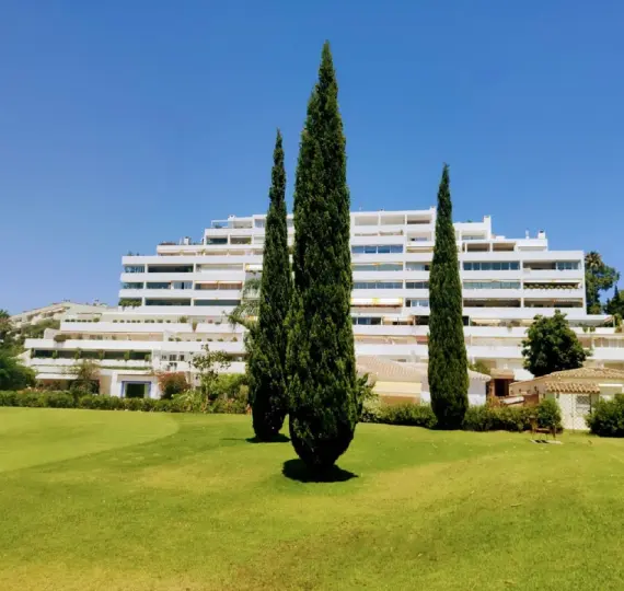 Venta de apartamento en planta baja en Guadalmina Alta