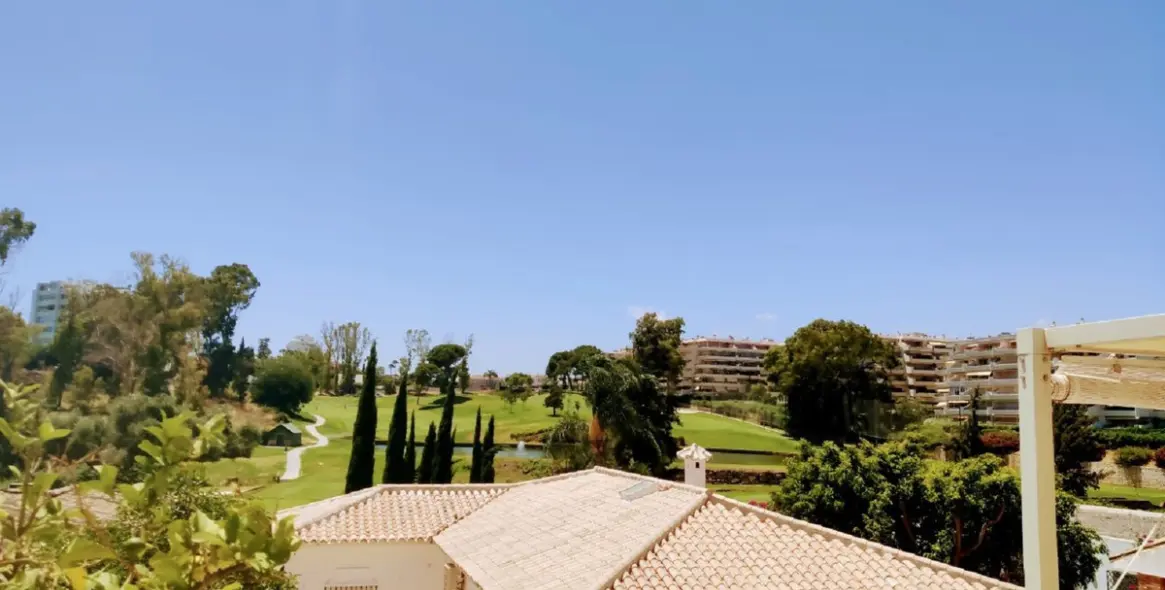 Venta de apartamento en planta baja en Guadalmina Alta 16