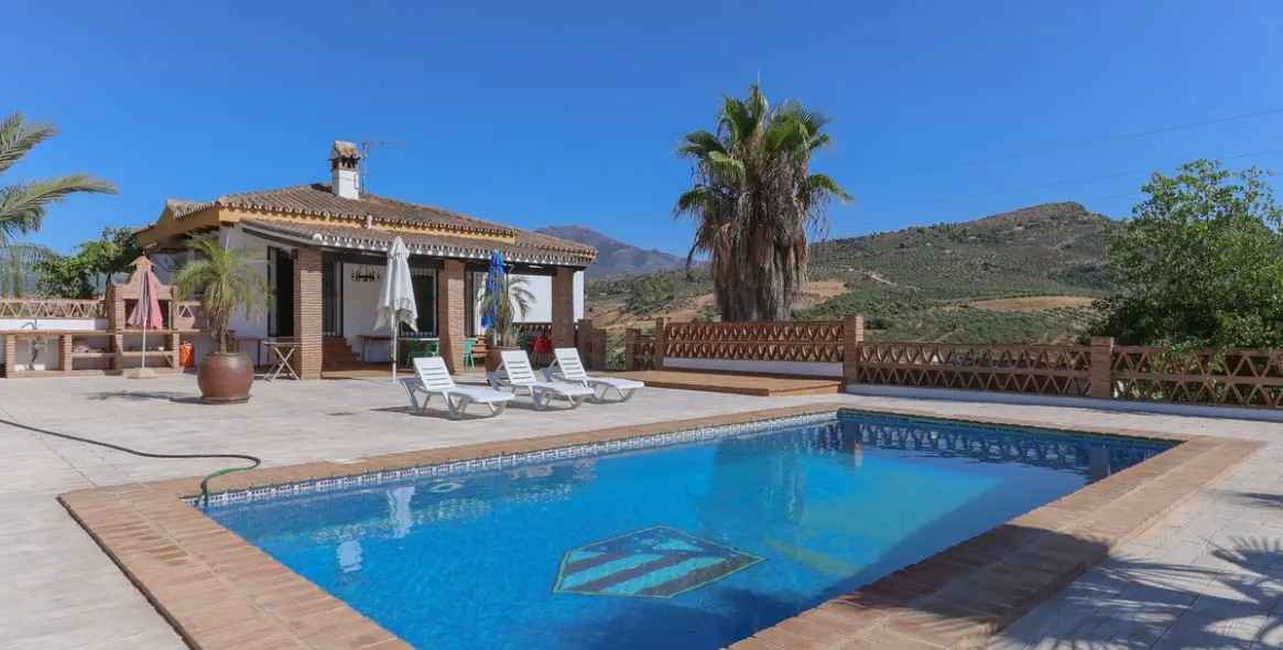 Sale of detached villa in Guaro 2