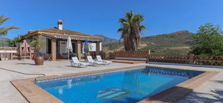 Sale of detached villa in Guaro 1