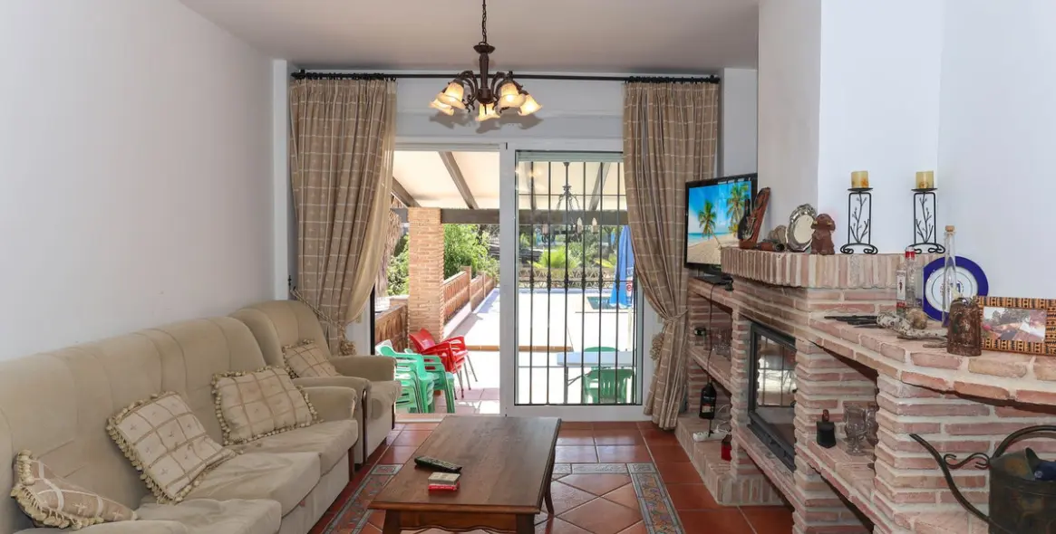 Sale of detached villa in Guaro 10