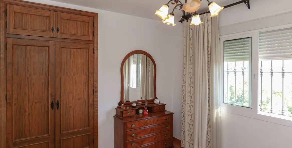 Sale of detached villa in Guaro 15