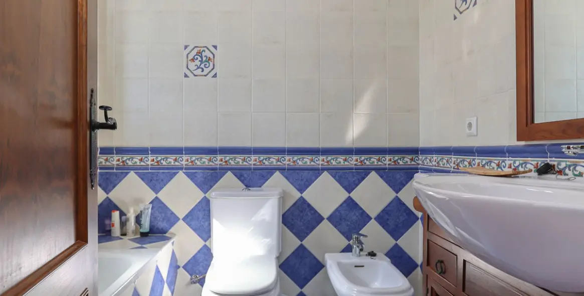 Sale of detached villa in Guaro 17