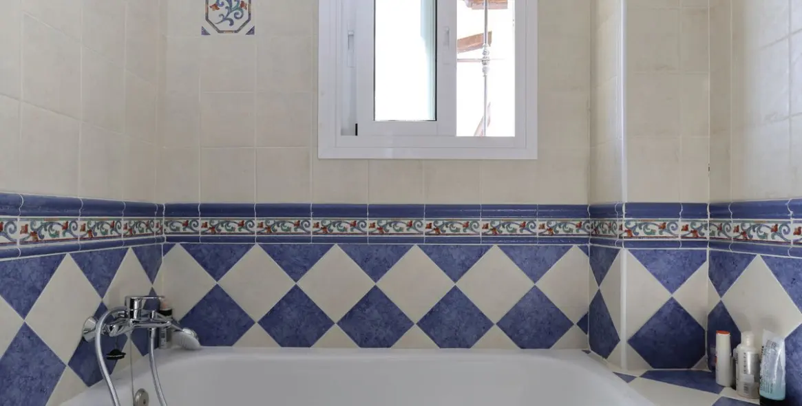 Sale of detached villa in Guaro 18