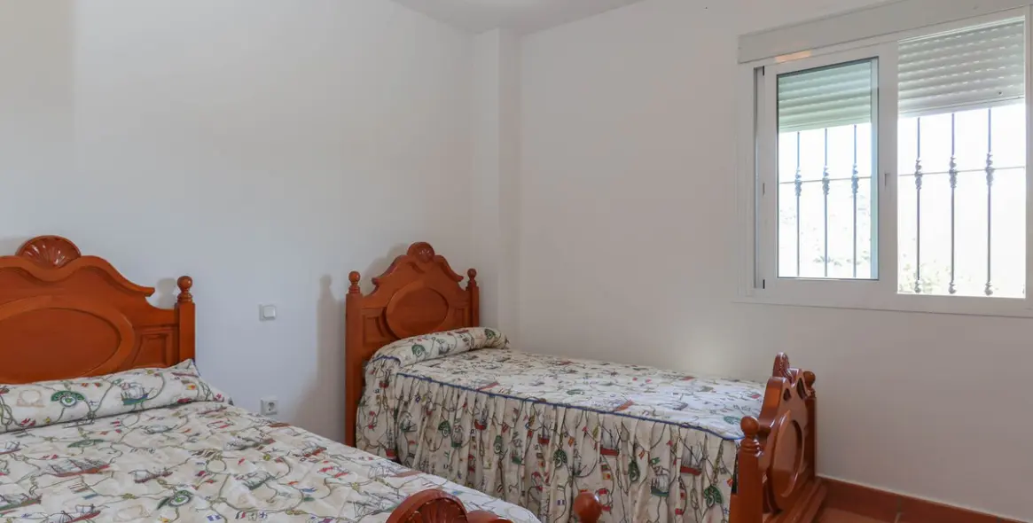 Sale of detached villa in Guaro 19