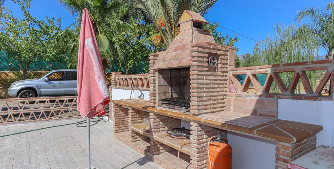 Sale of detached villa in Guaro 33