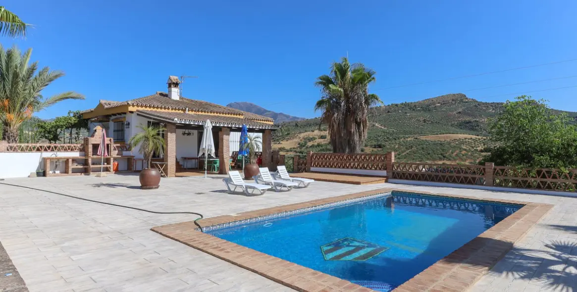 Sale of detached villa in Guaro 42