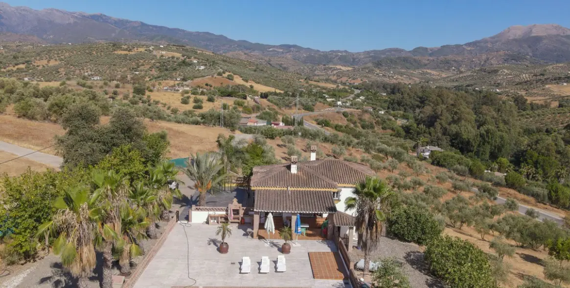 Sale of detached villa in Guaro 46