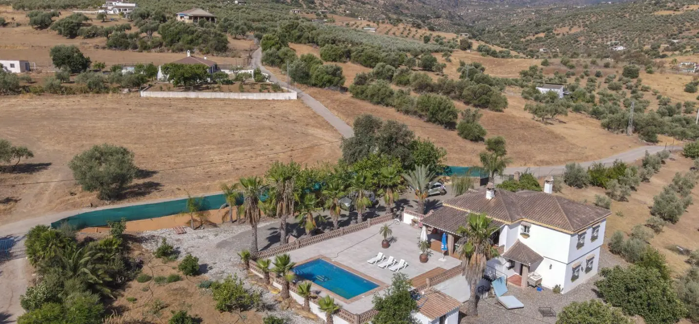 Venta de villa independiente en Guaro 2