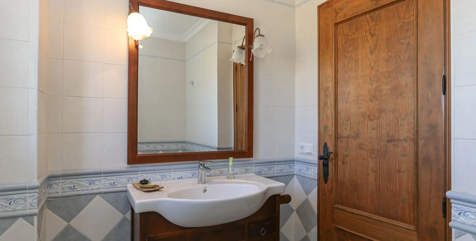 Venta de villa independiente en Guaro 23
