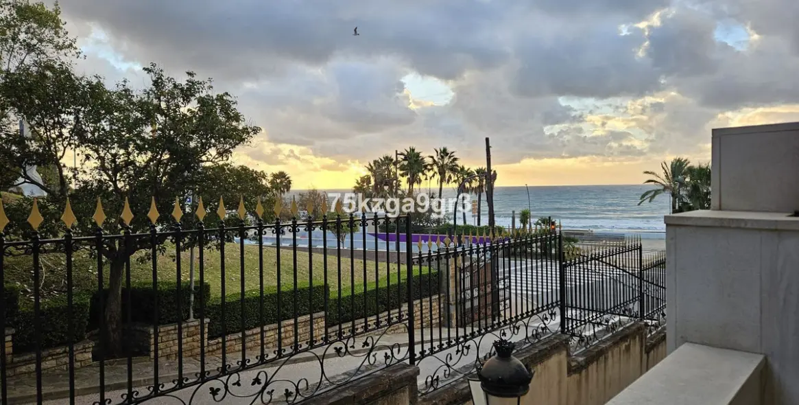 Sale of middle floor apartment in Estepona 1