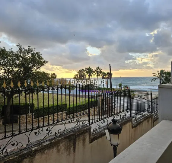 Sale of middle floor apartment in Estepona