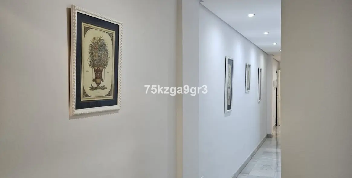 Sale of middle floor apartment in Estepona 2