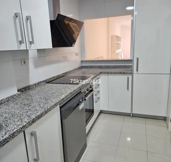 Sale of middle floor apartment in Estepona