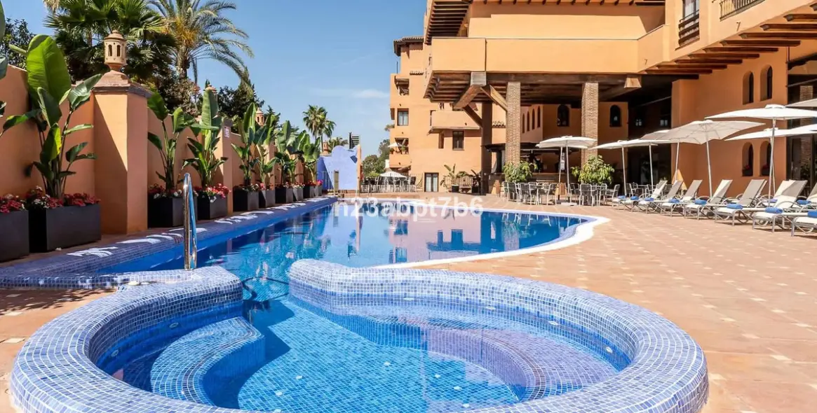 Sale of penthouse duplex in El Paraiso 1