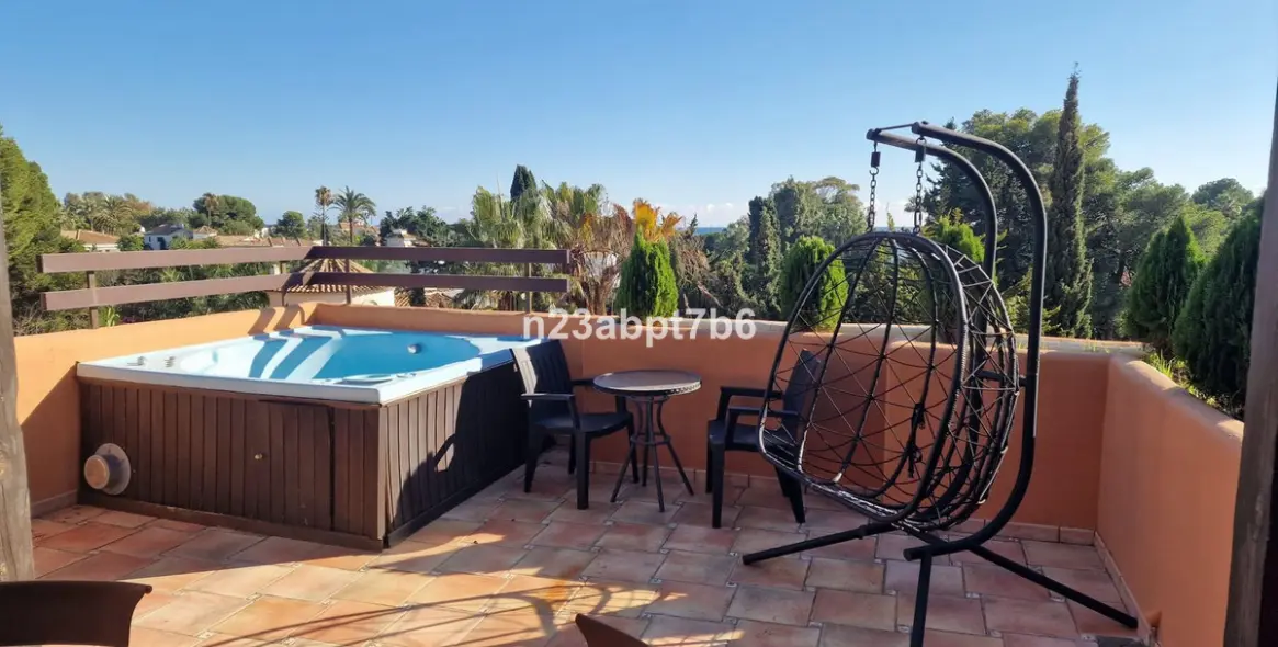 Sale of penthouse duplex in El Paraiso 6