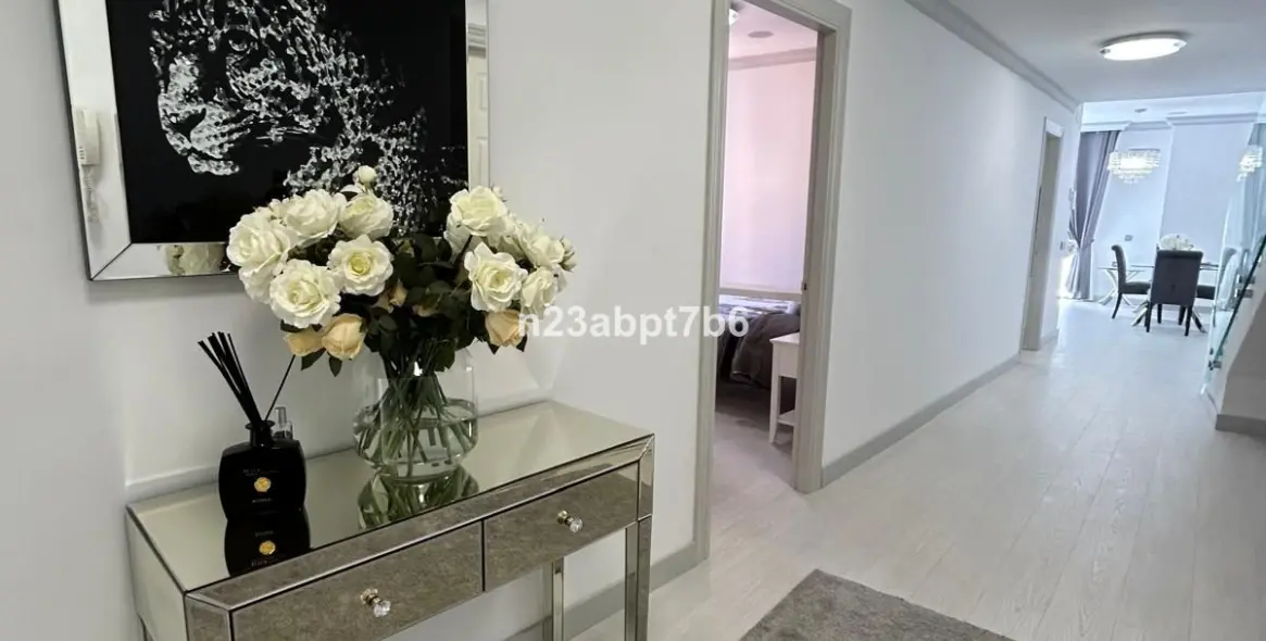 Sale of penthouse duplex in El Paraiso 4