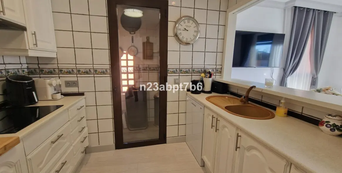 Sale of penthouse duplex in El Paraiso 5