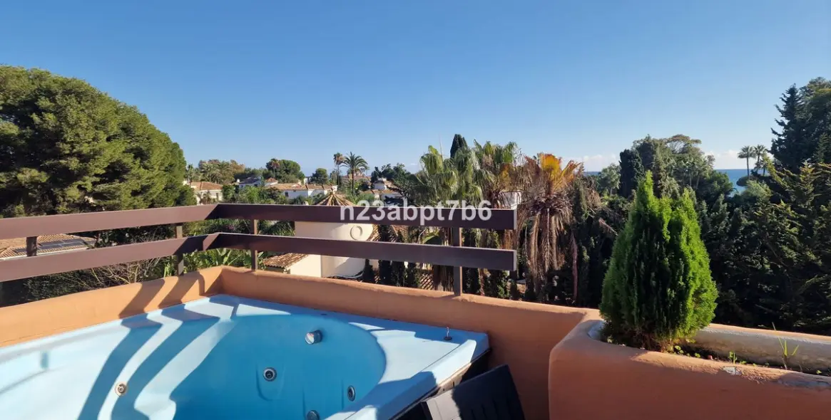 Sale of penthouse duplex in El Paraiso 7