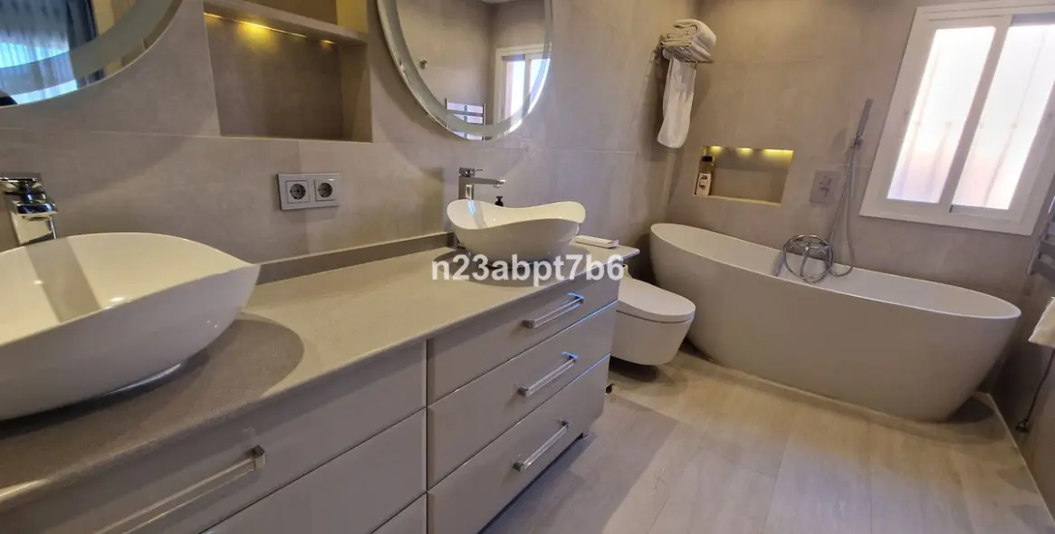 Sale of penthouse duplex in El Paraiso 10