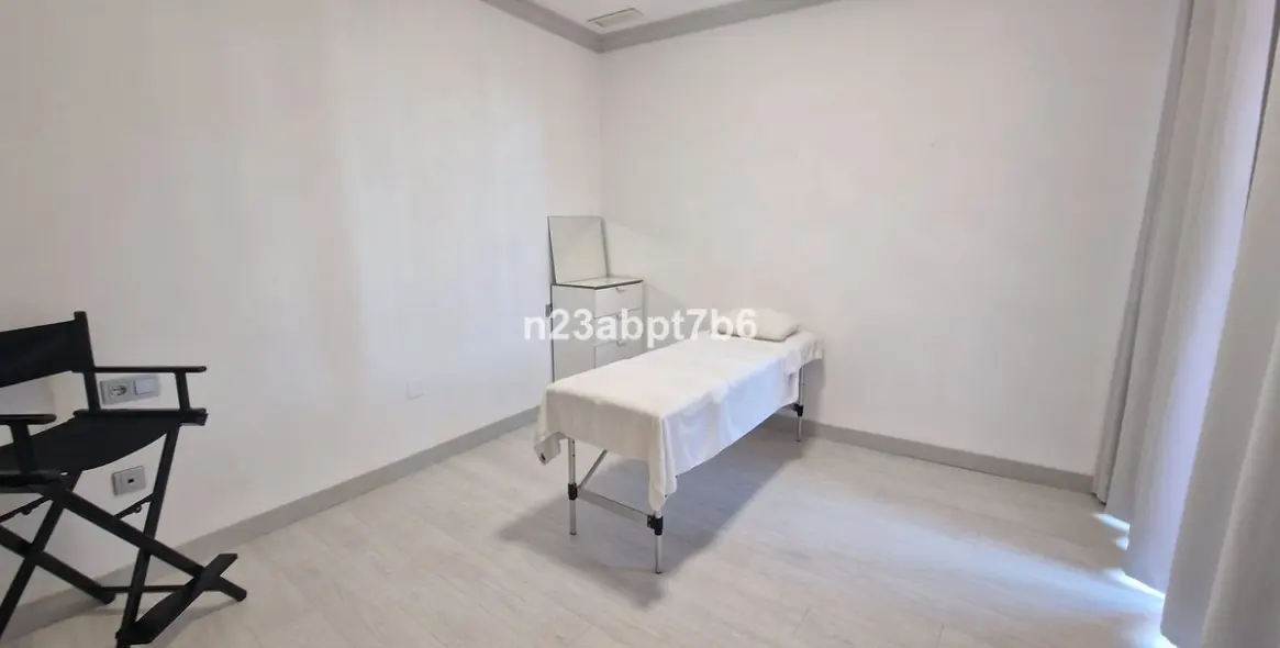 Sale of penthouse duplex in El Paraiso 13