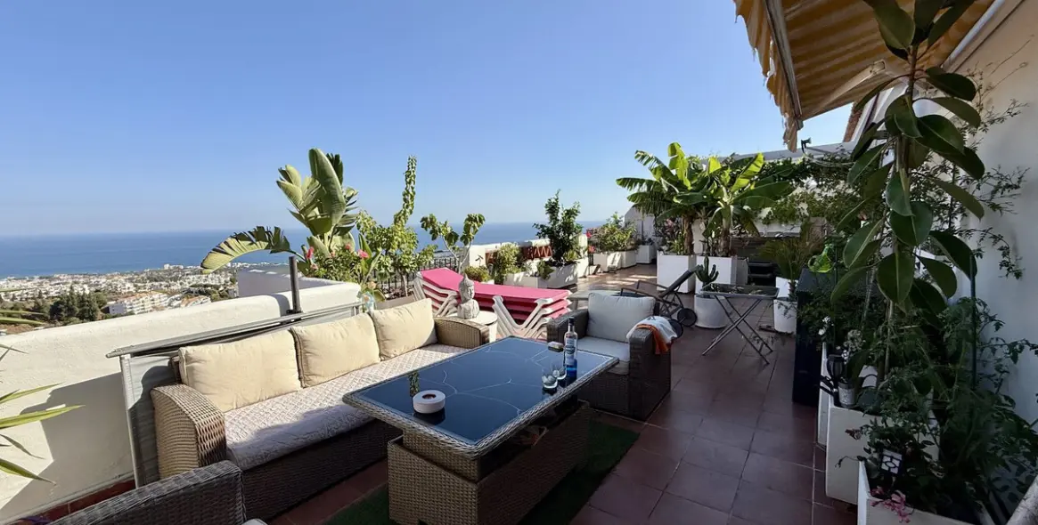 Sale of penthouse in Calahonda 1
