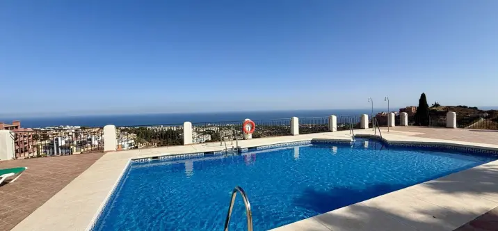 Sale of penthouse in Calahonda 2