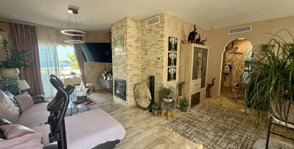 Sale of penthouse in Calahonda 4