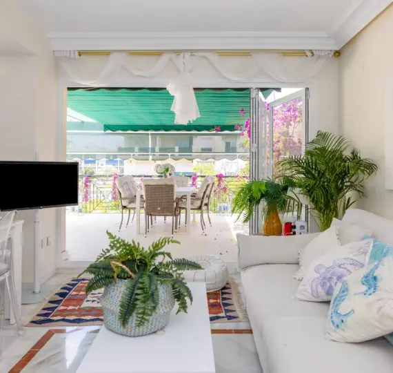 Sale of middle floor apartment in Nueva Andalucía