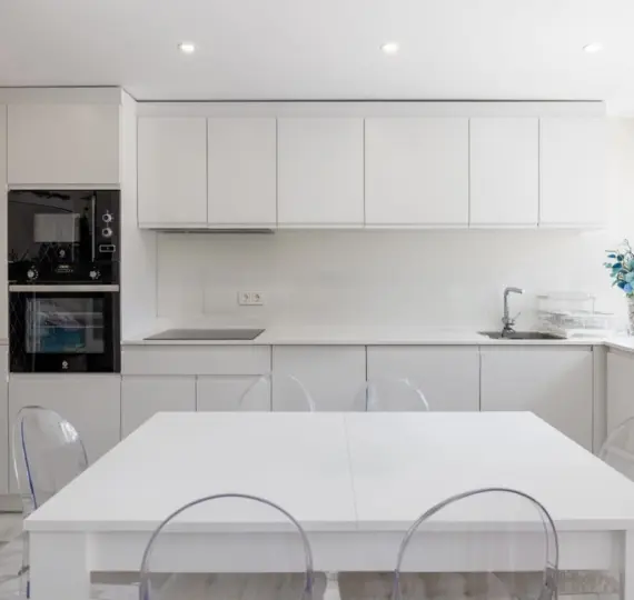 Sale of middle floor apartment in Nueva Andalucía