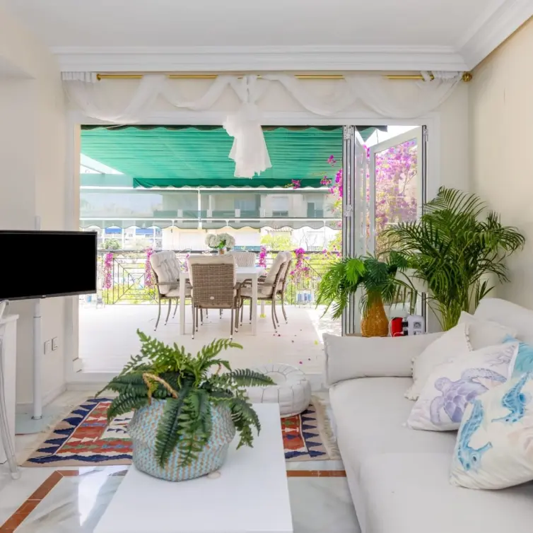 Sale of middle floor apartment in Nueva Andalucía