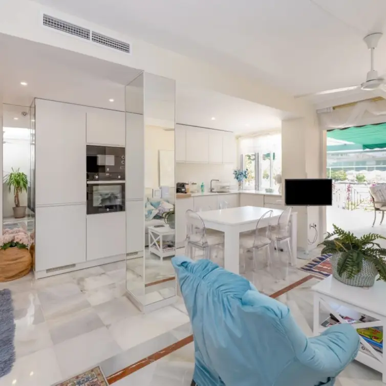 Sale of middle floor apartment in Nueva Andalucía
