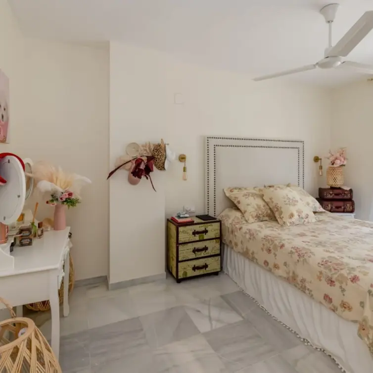 Sale of middle floor apartment in Nueva Andalucía