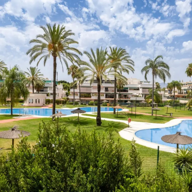 Sale of middle floor apartment in Nueva Andalucía