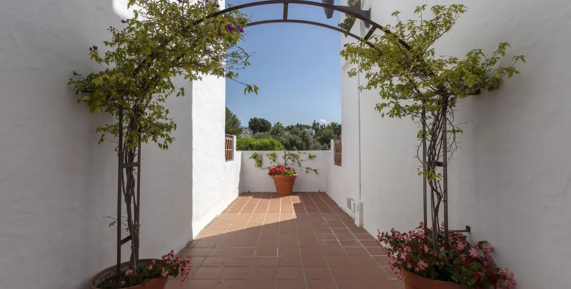 Sale of ground floor apartment in Nueva Andalucía 10