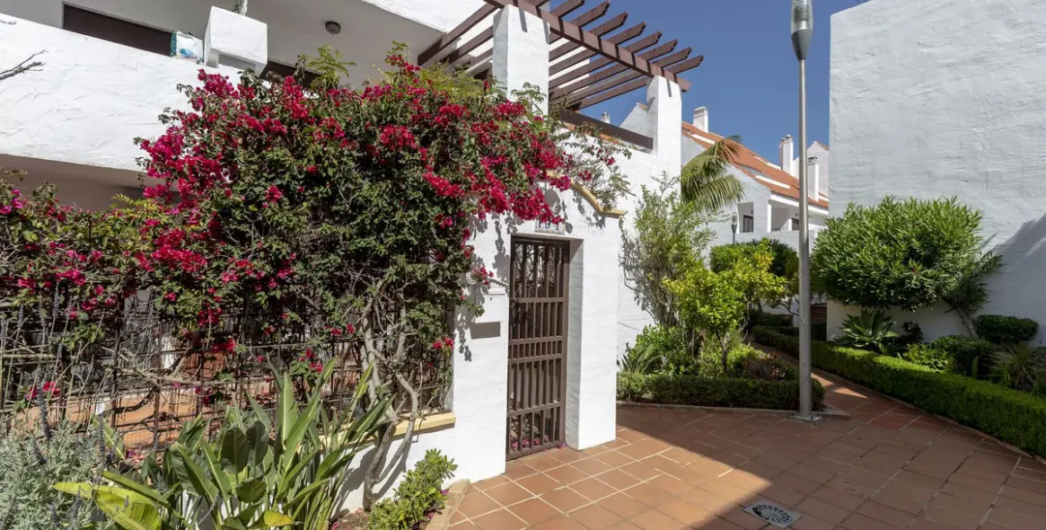 Sale of ground floor apartment in Nueva Andalucía 11