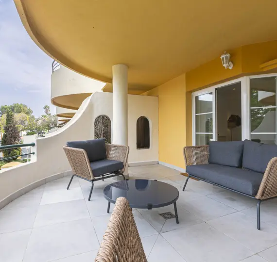 Sale of middle floor apartment in Nueva Andalucía