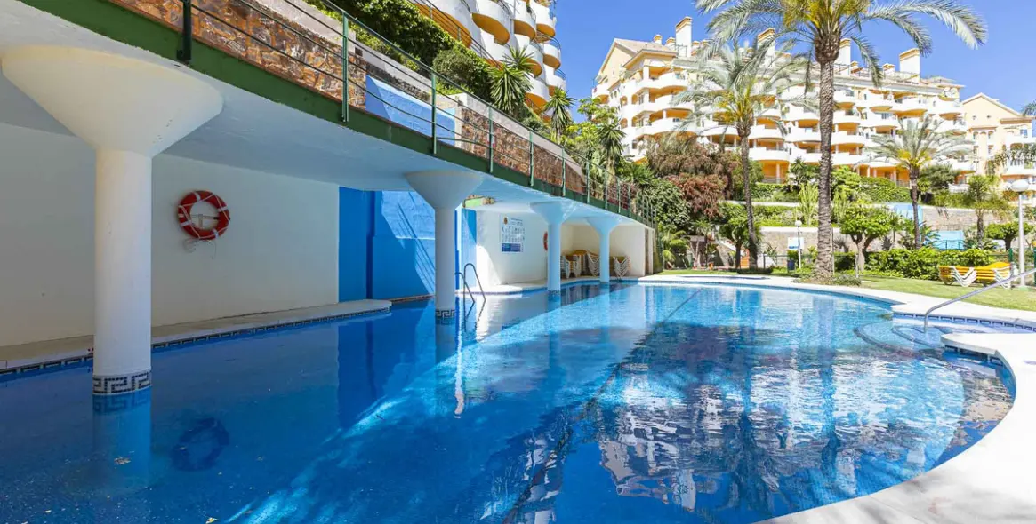 Venta de apartamento en planta media en Nueva Andalucía 3