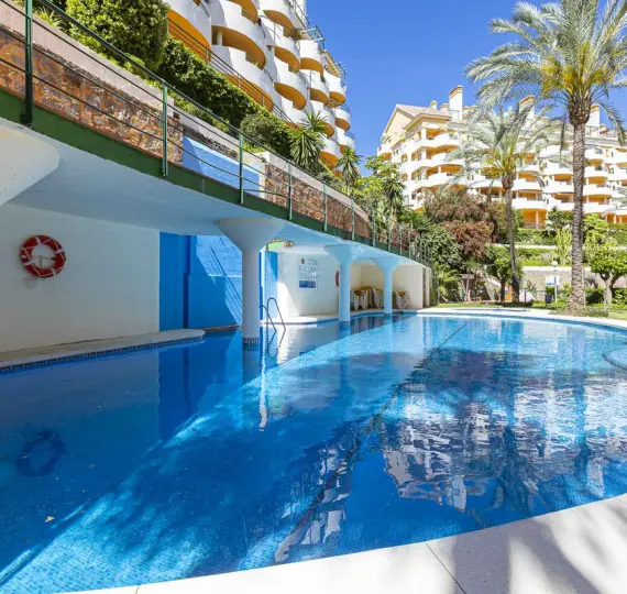 Sale of middle floor apartment in Nueva Andalucía